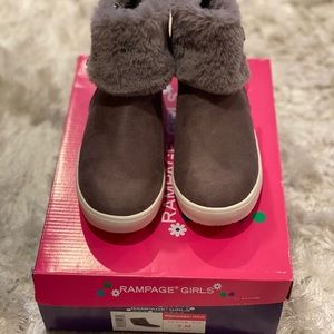 Gray girl sneaker boot w/fur cuff and side zipper